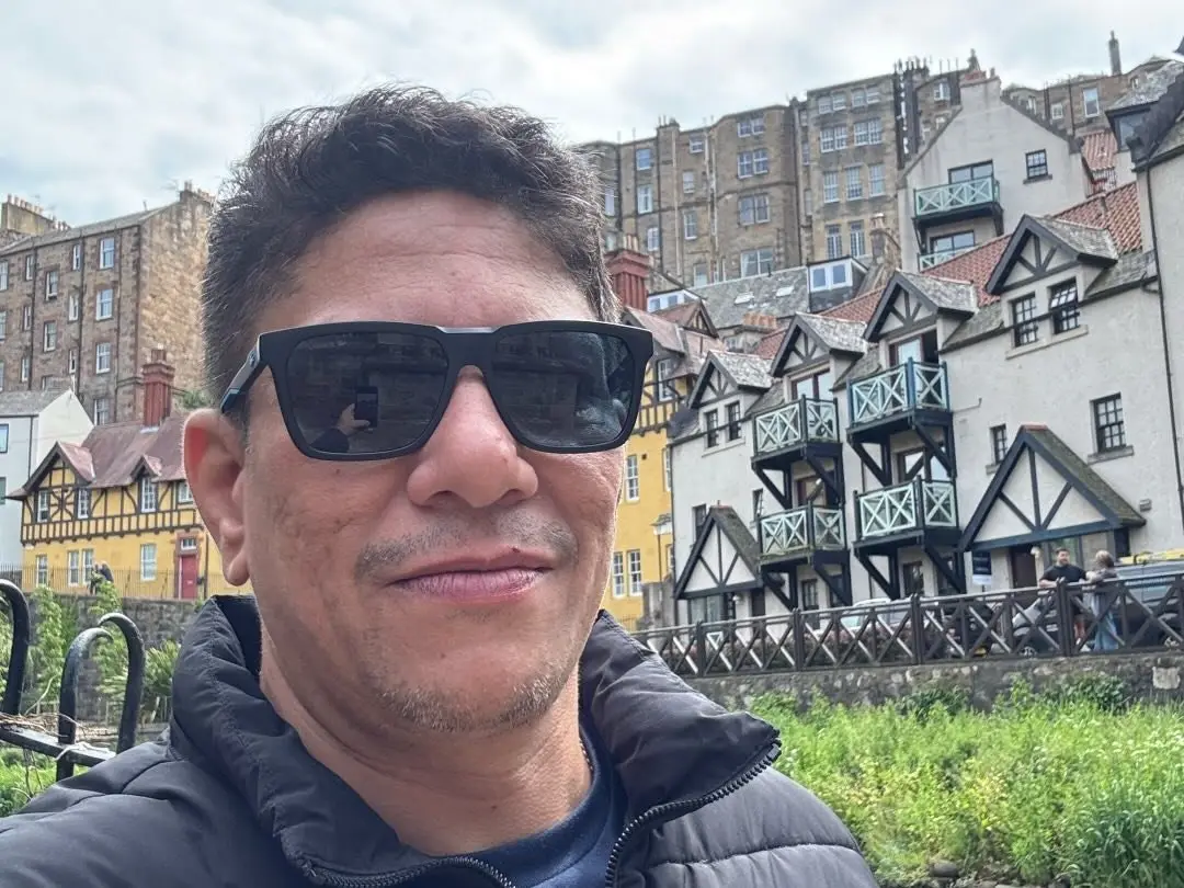 Anderson Costa de Medeiros em viagem com a família em Edimburgo, na Escócia · AM&D Engenharia