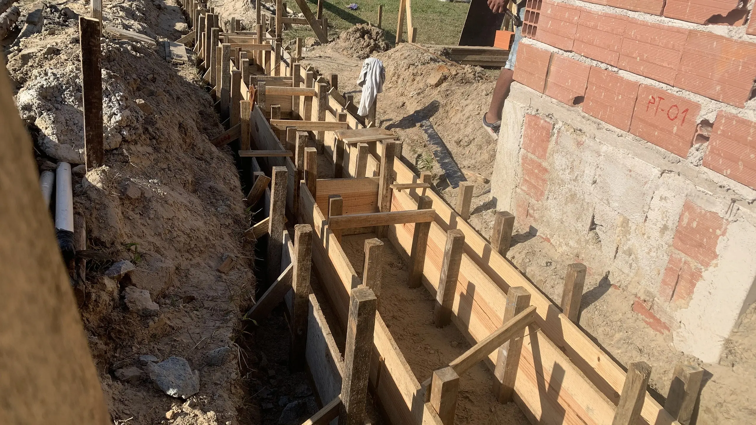 Fôrma de baldrame e marcação de pilar em obra acompanhada pela AM&D em Bertioga