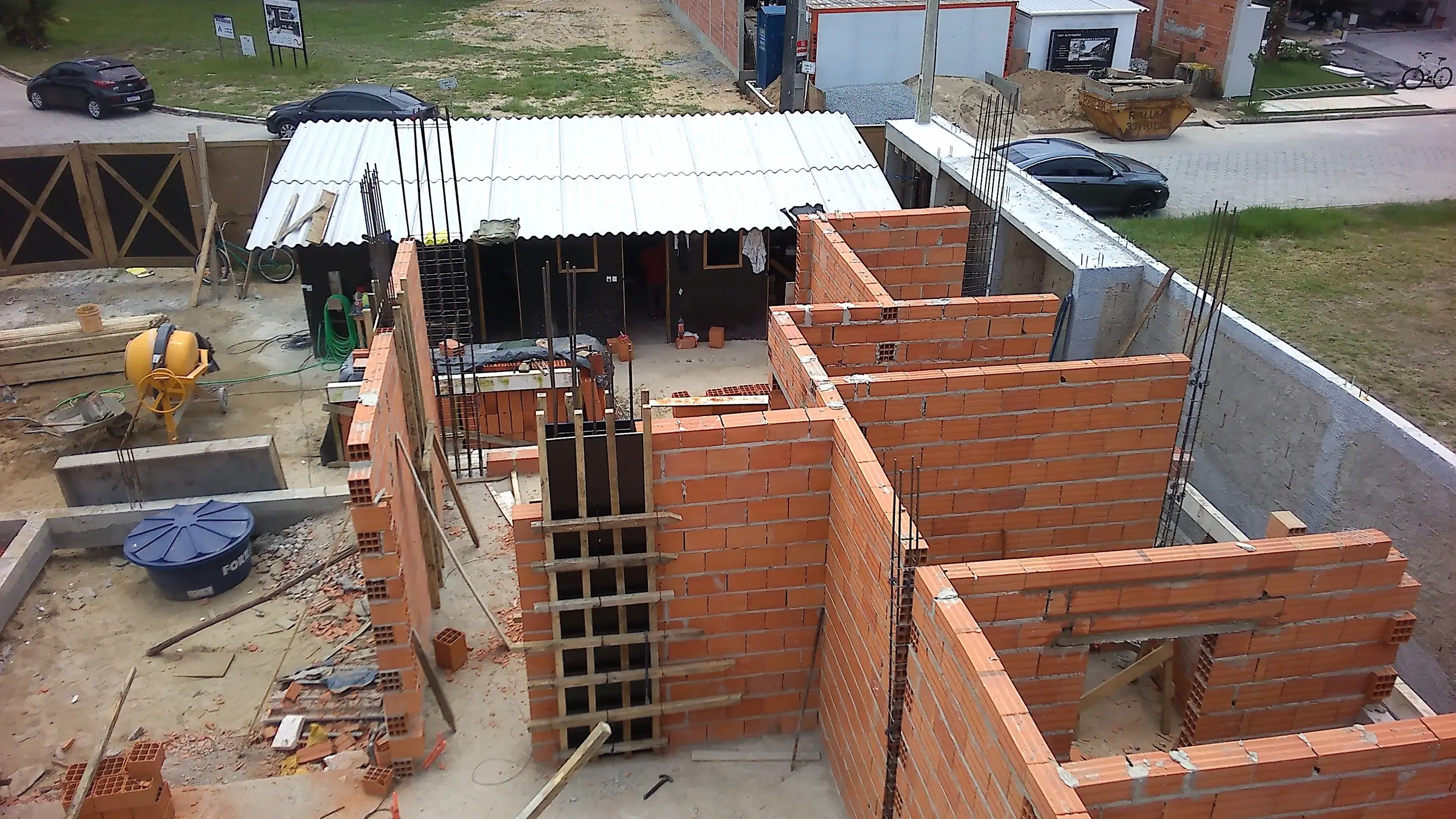 Canteiro de obra residencial em execução de alvenaria sob gerenciamento da AM&D · AM&D Engenharia