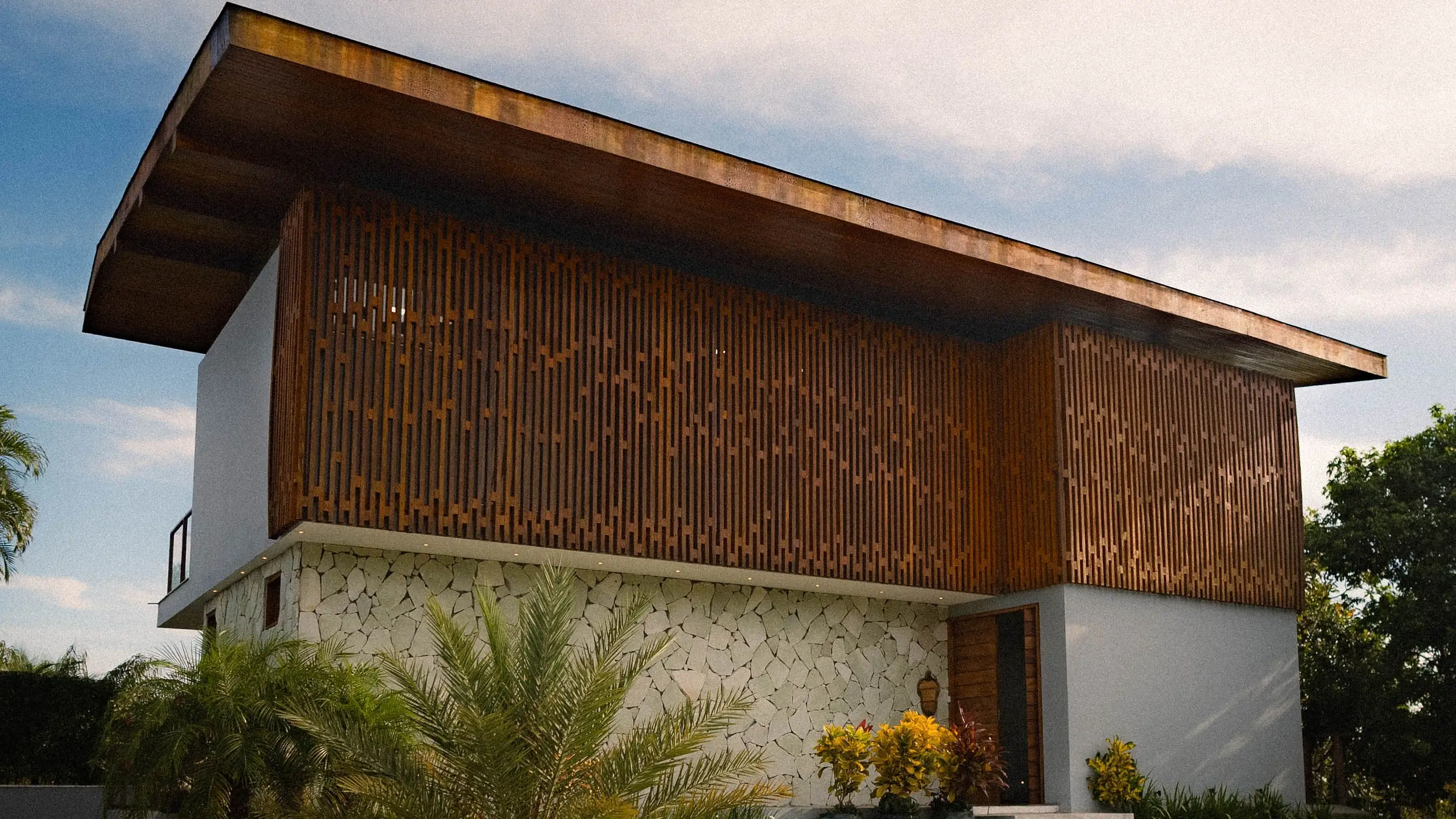 Fachada de residência de alto padrão vistoriada pela AM&D em Bertioga