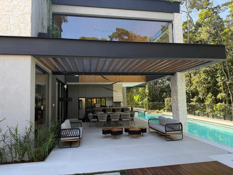 Deck externo de casa de alto padrão na Riviera de São Lourenço, Bertioga · AM&D Engenharia