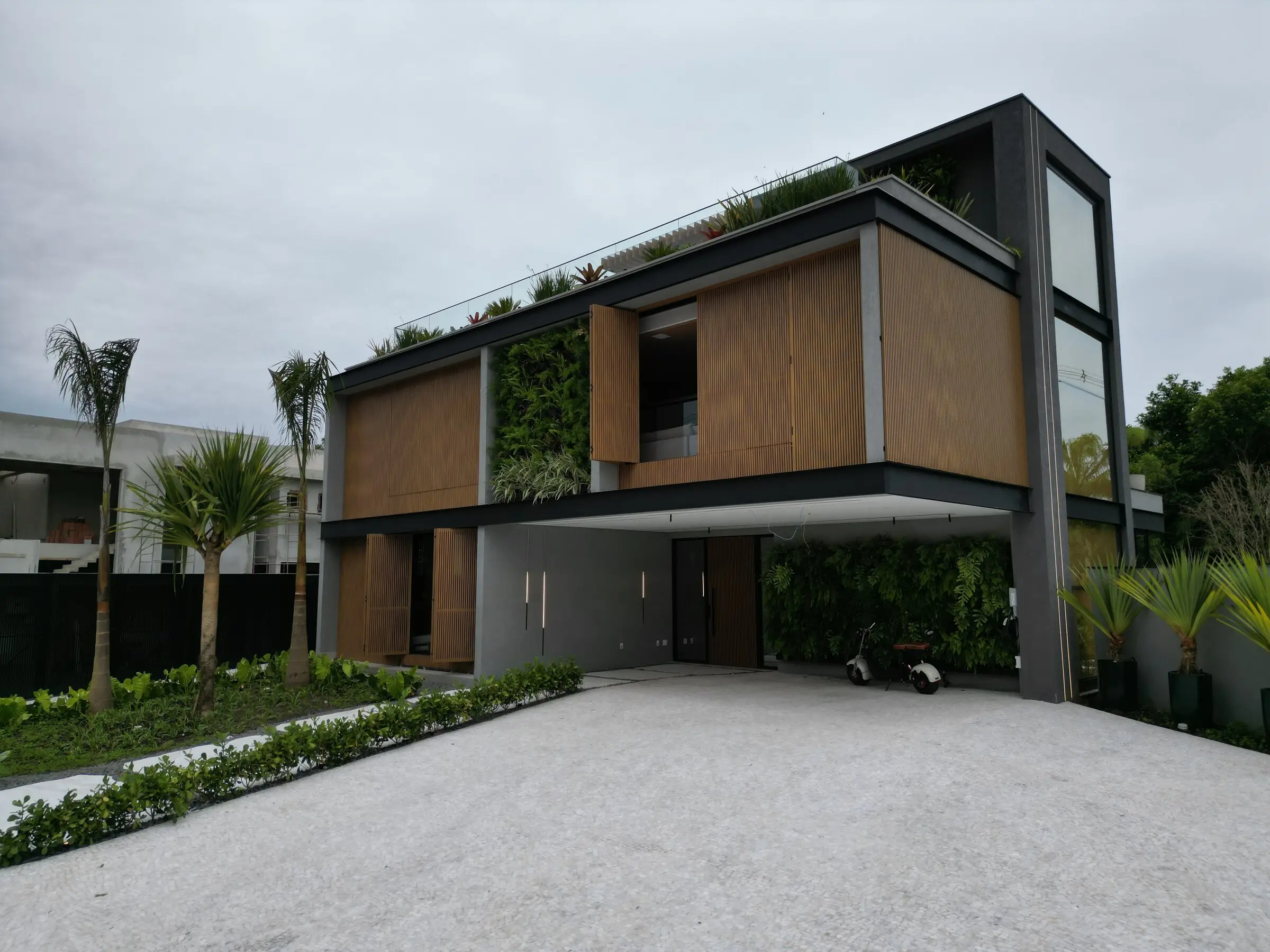 Fachada frontal de casa de alto padrão executada pela AM&D na Riviera de São Lourenço, Bertioga · AM&D Engenharia