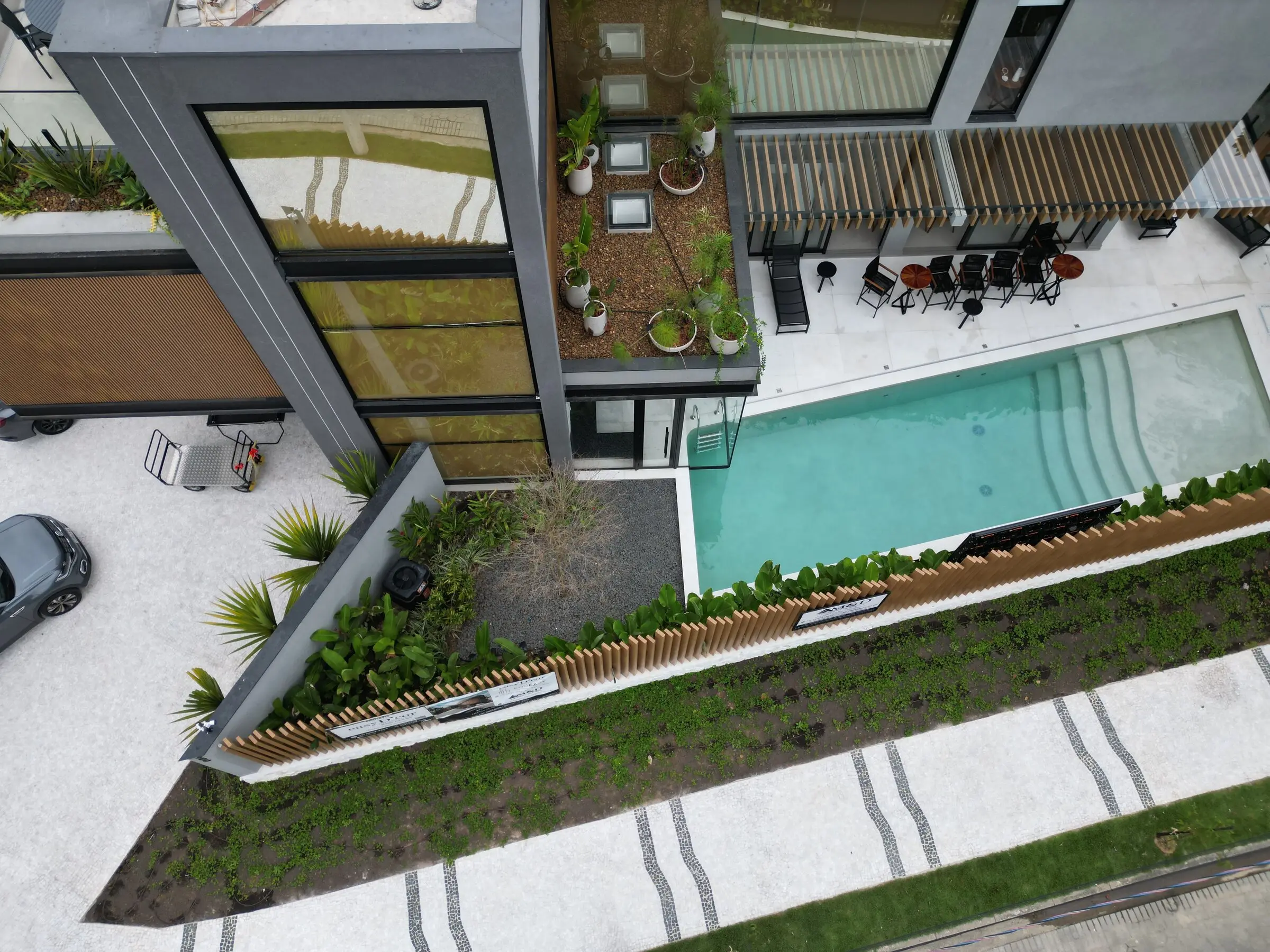 Fachada de residência de alto padrão mantida pela AM&D na Riviera de São Lourenço, Bertioga